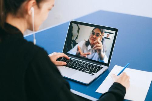 Få tidningens personal att blomstra med digitala utbildningar