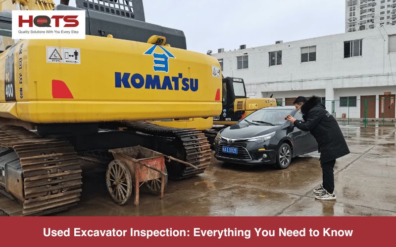 En inspektör fotograferar en begagnad Komatsu-grävmaskin inför en auktion.